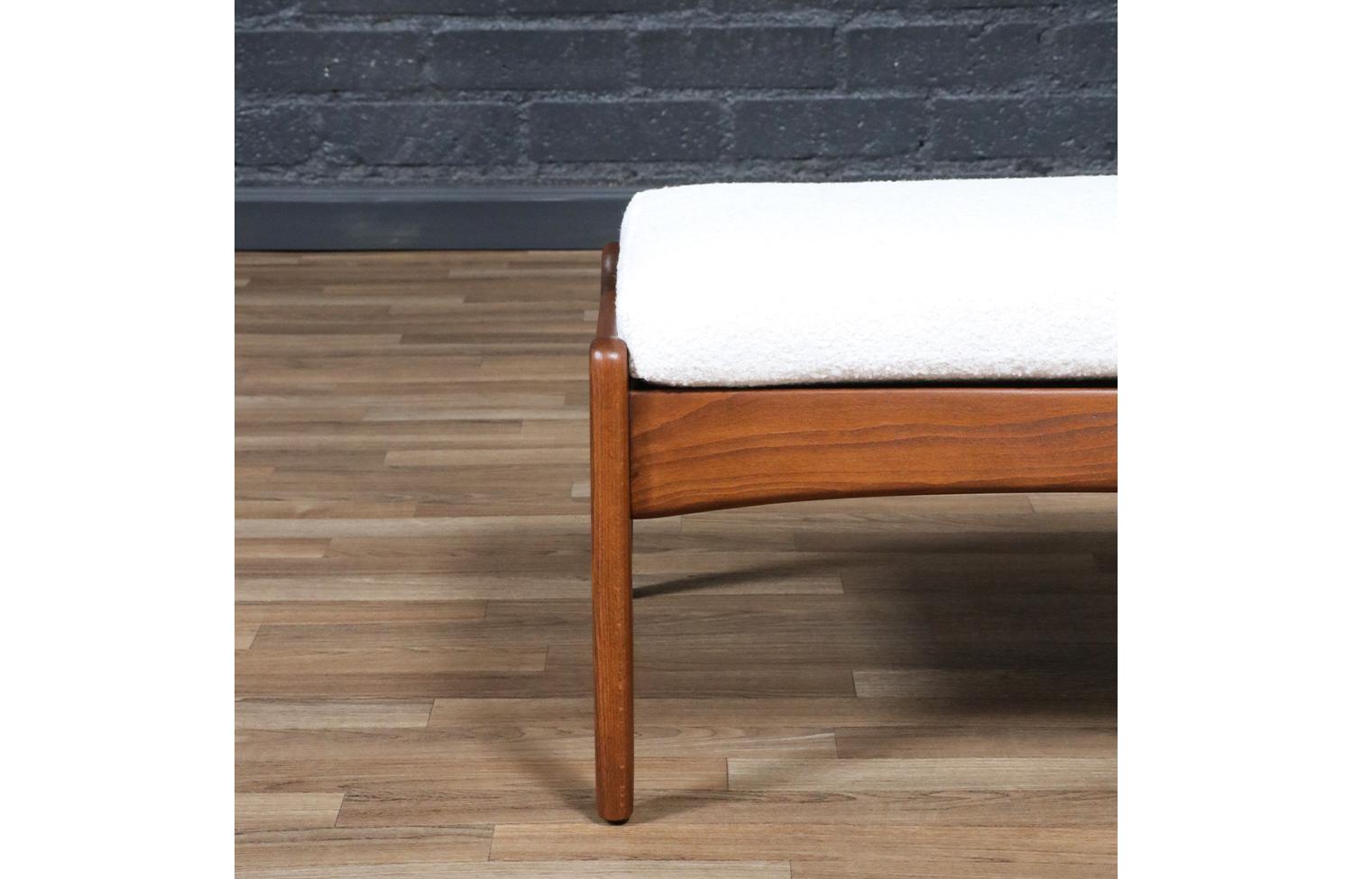 Fachmännisch restauriert - Moderner Hocker aus Nussbaum und Tweed aus der Jahrhundertmitte im Angebot 1