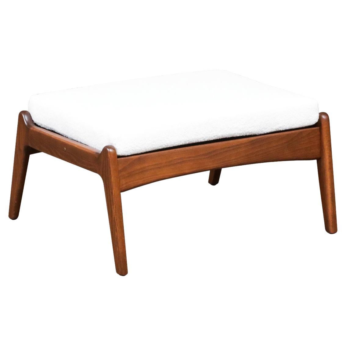 Fachmännisch restauriert - Moderner Hocker aus Nussbaum und Tweed aus der Jahrhundertmitte im Angebot