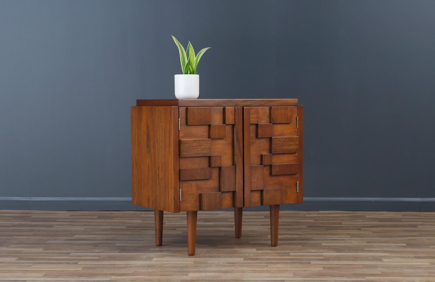 ________________________________________

Transformar un mueble moderno de mediados de siglo es como revivir la historia, y nosotros lo hacemos con pasión y precisión. Con más de 17 años de experiencia artesanal, nuestro estudio de Los Ángeles es un