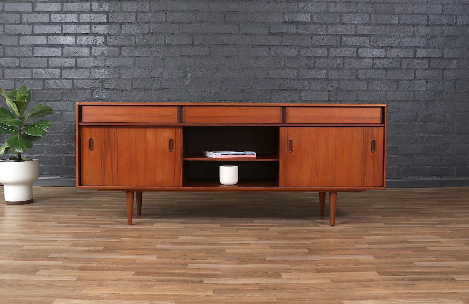Expertly Restored - Mid-Century Modern Teak Credenza by Punch Design In Excellent Condition In Los Angeles, CA