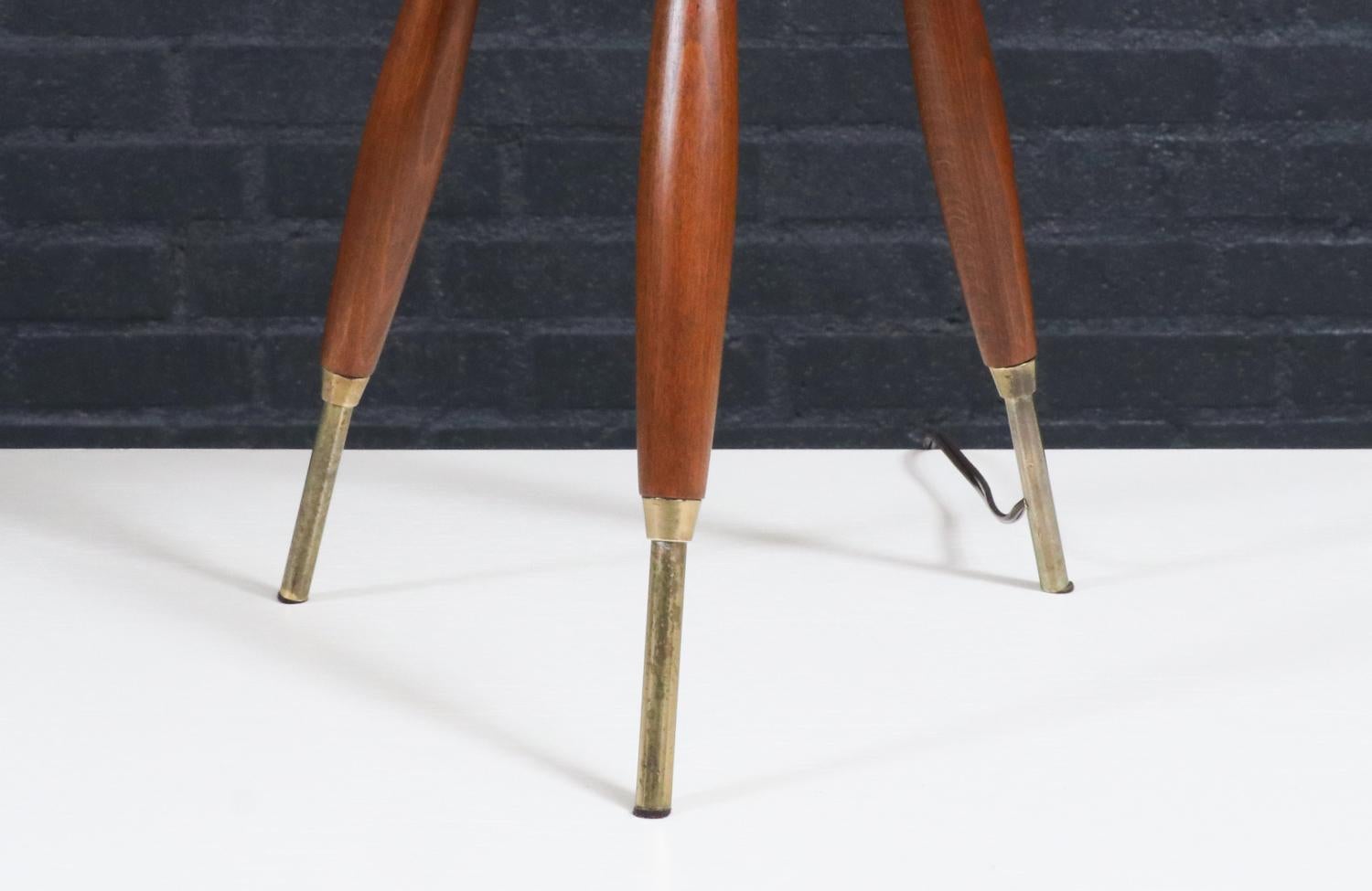 Expertly Restored - Mid-Century Modern Tripod Brass & Walnut Table Lamp For Sale 5