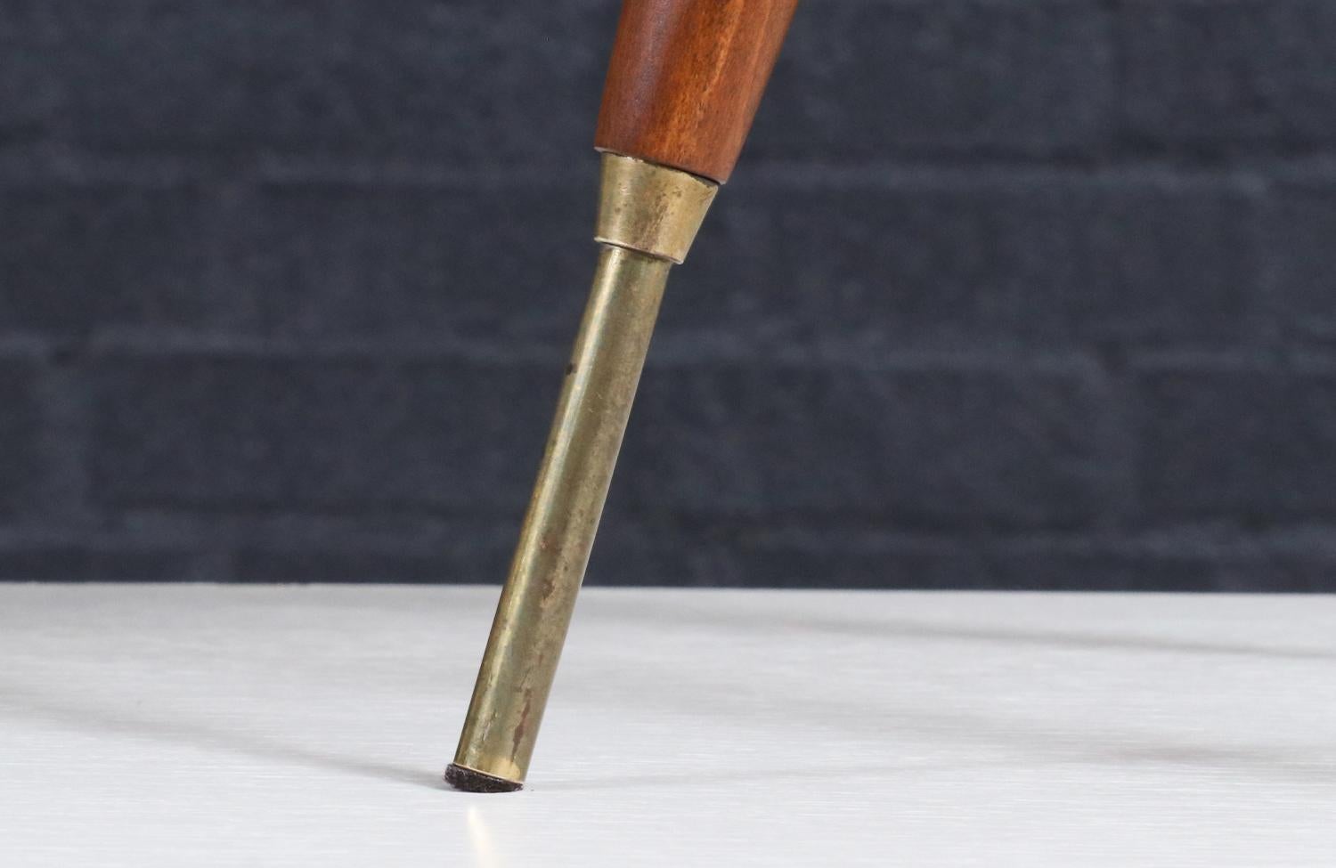 Expertly Restored - Mid-Century Modern Tripod Brass & Walnut Table Lamp For Sale 6