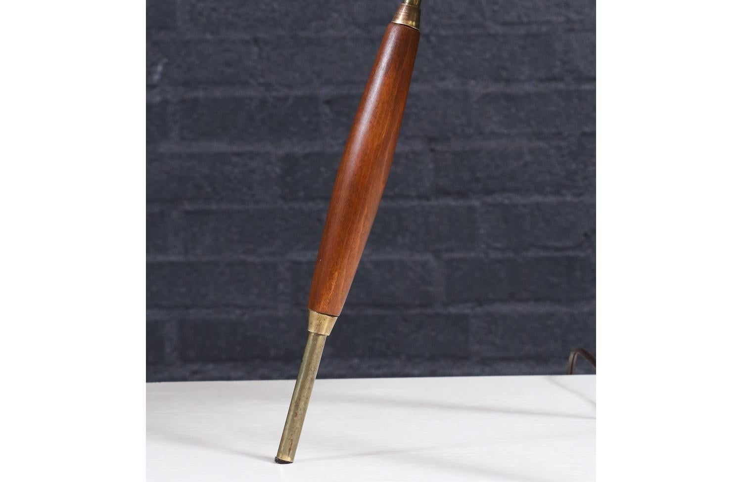 Expertly Restored - Mid-Century Modern Tripod Brass & Walnut Table Lamp For Sale 7