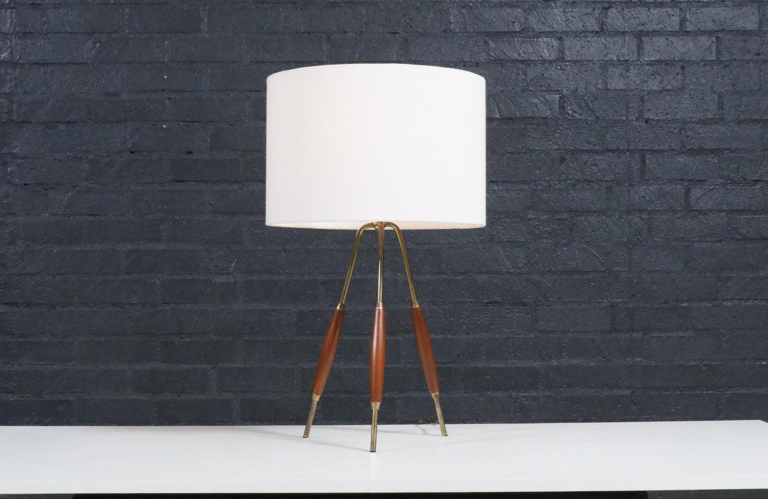 American Expertly Restored - Mid-Century Modern Tripod Brass & Walnut Table Lamp For Sale