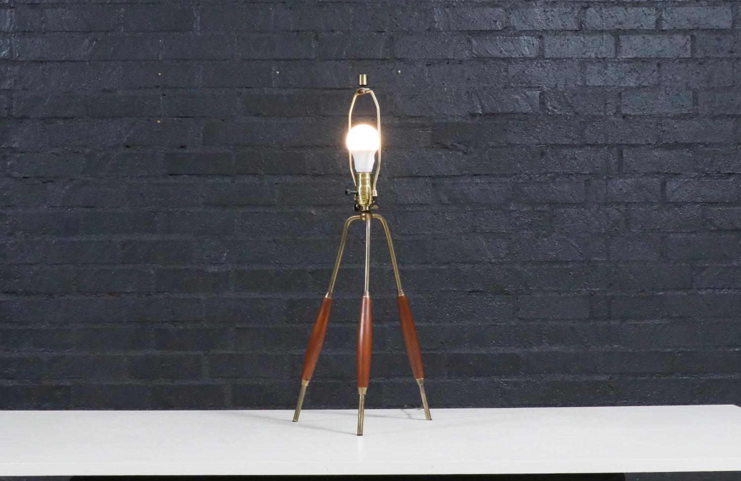Expertly Restored - Mid-Century Modern Tripod Brass & Walnut Table Lamp In Excellent Condition For Sale In Los Angeles, CA