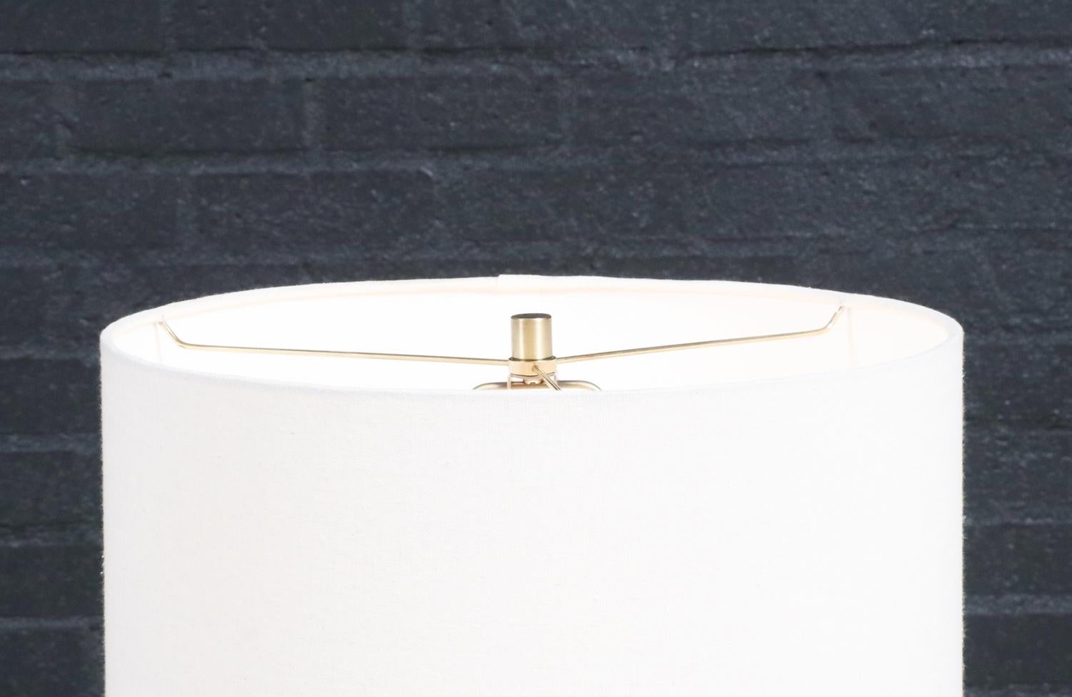 Expertly Restored - Mid-Century Modern Tripod Brass & Walnut Table Lamp For Sale 1