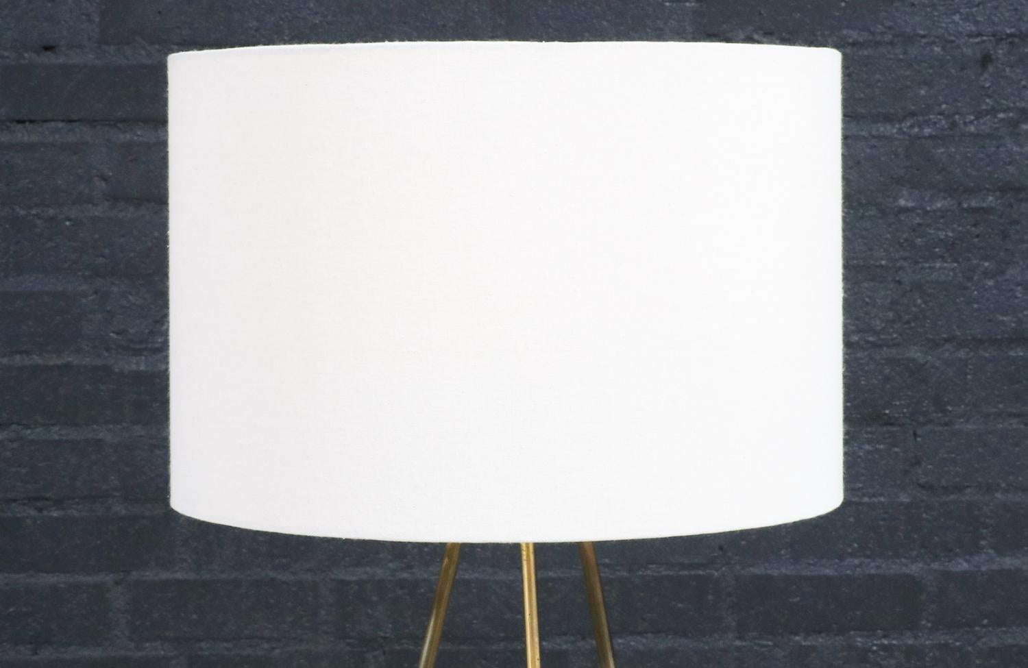 Expertly Restored - Mid-Century Modern Tripod Brass & Walnut Table Lamp For Sale 2