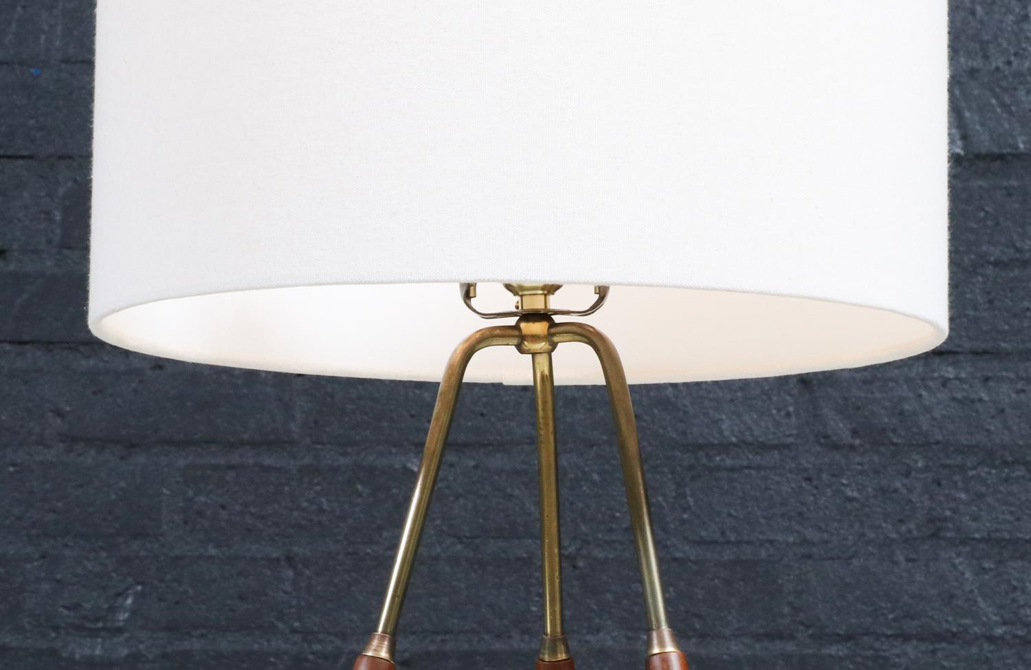 Expertly Restored - Mid-Century Modern Tripod Brass & Walnut Table Lamp For Sale 3