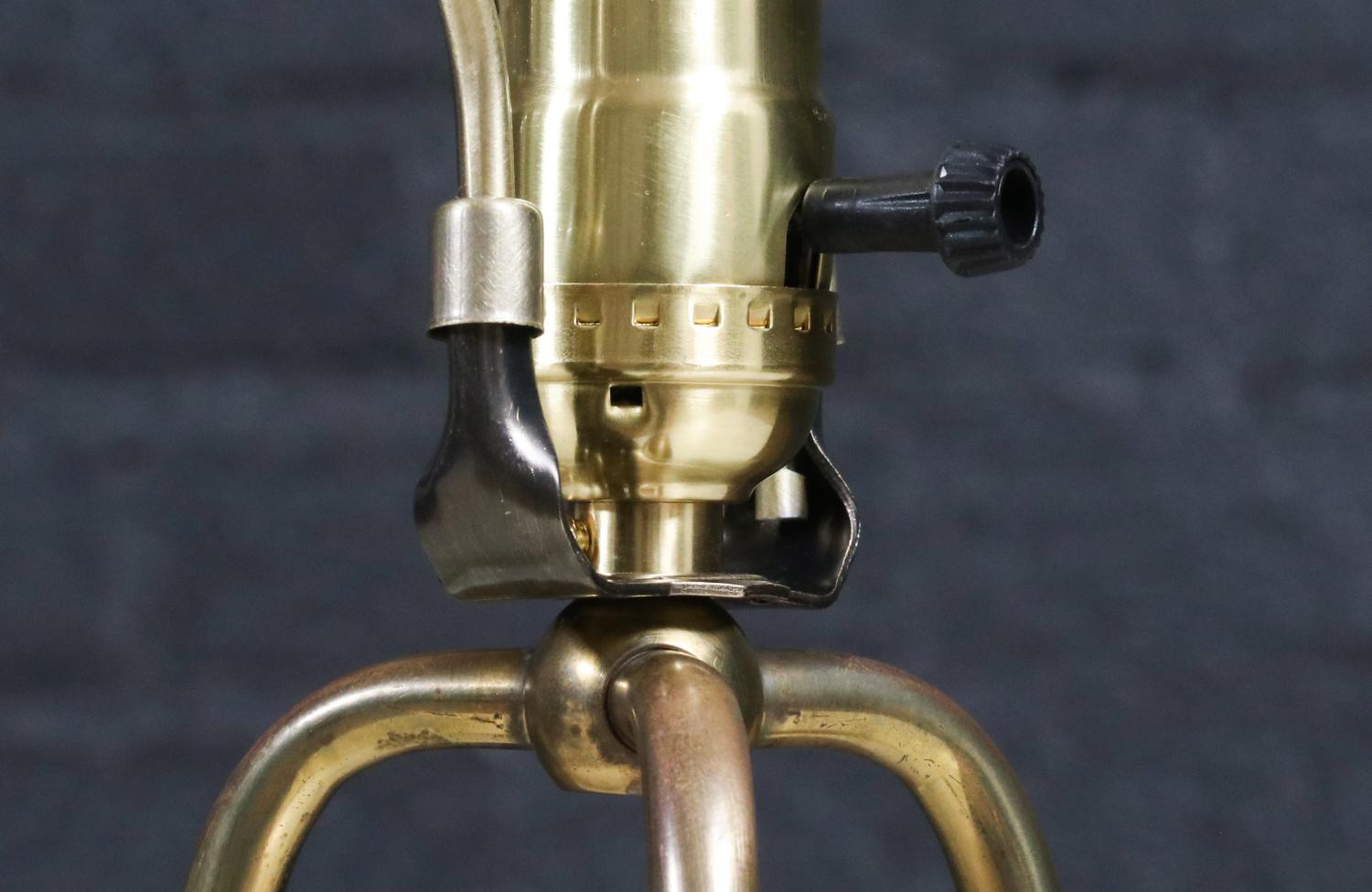 Expertly Restored - Mid-Century Modern Tripod Brass & Walnut Table Lamp For Sale 4