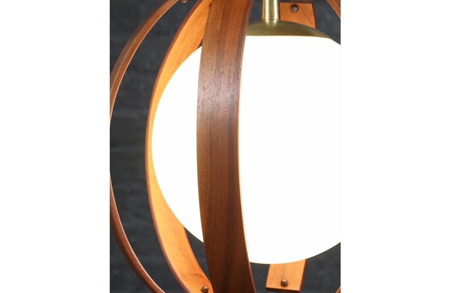 Fachmännisch restauriert - Mid-Century Modern Walnuss & Messing Orb Pendant Kronleuchter (amerikanisch) im Angebot