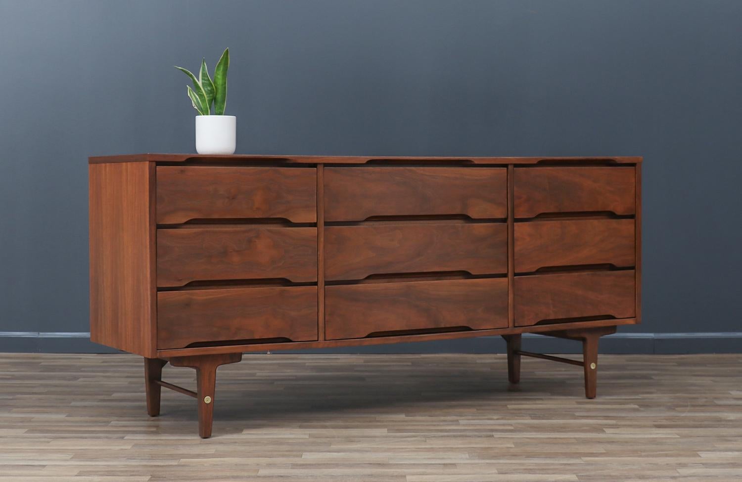 American Expertly Restored - Mid-Century Modern Walnut Dresser by Stanley For Sale