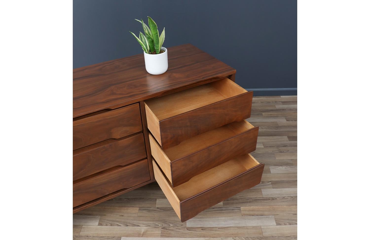 Expertly Restored - Mid-Century Modern Walnut Dresser by Stanley For Sale 3