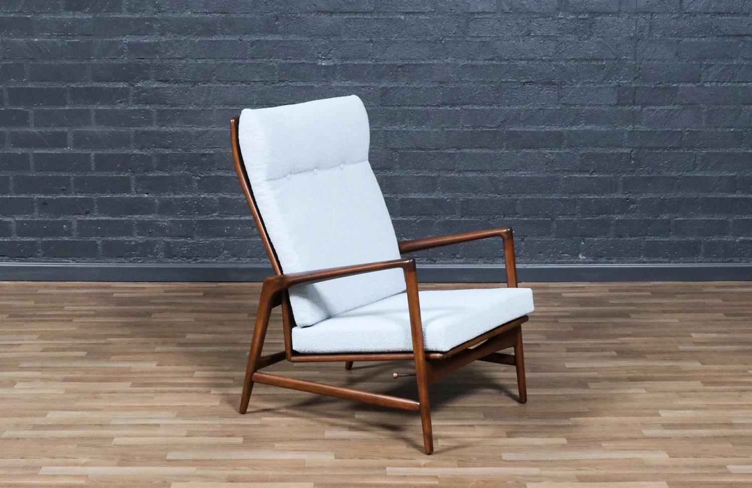 Dimensiones

39 pulg. de alto x 28,50 pulg. de ancho x 31,50 pulg. -47,50 pulg. de fondo
Altura del asiento 16.50in
________________________________________

Transformar un mueble moderno de mediados de siglo es como revivir la historia, y nosotros