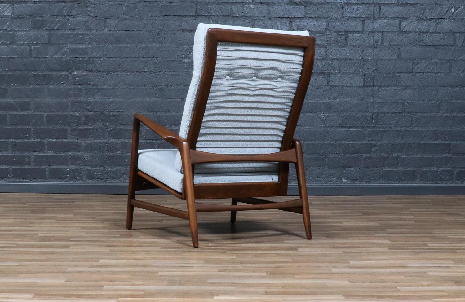 Restaurada por expertos - Silla reclinable de mediados de siglo de Ib Kofod-Larsen para S. mediados del siglo XX en venta