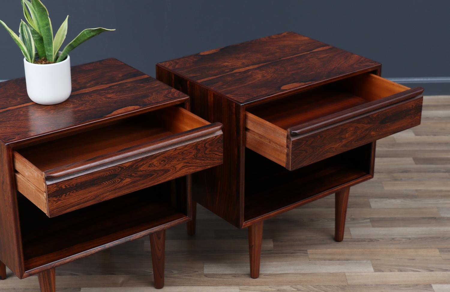 Expertly Restored - Mid-Century Rosewood Night Stands with Bookcase by Westnofa In Excellent Condition In Los Angeles, CA