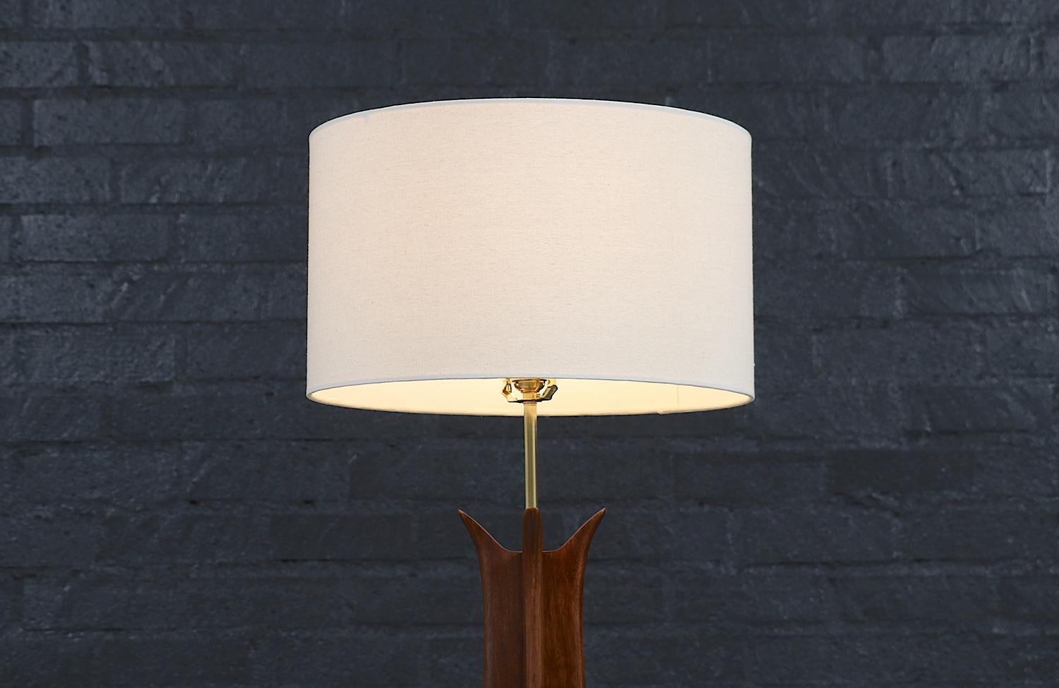 Mid-20th Century Expertly Restored - Mid-Century Sculpted Table Lamp by Jack Haywood for Modeline For Sale