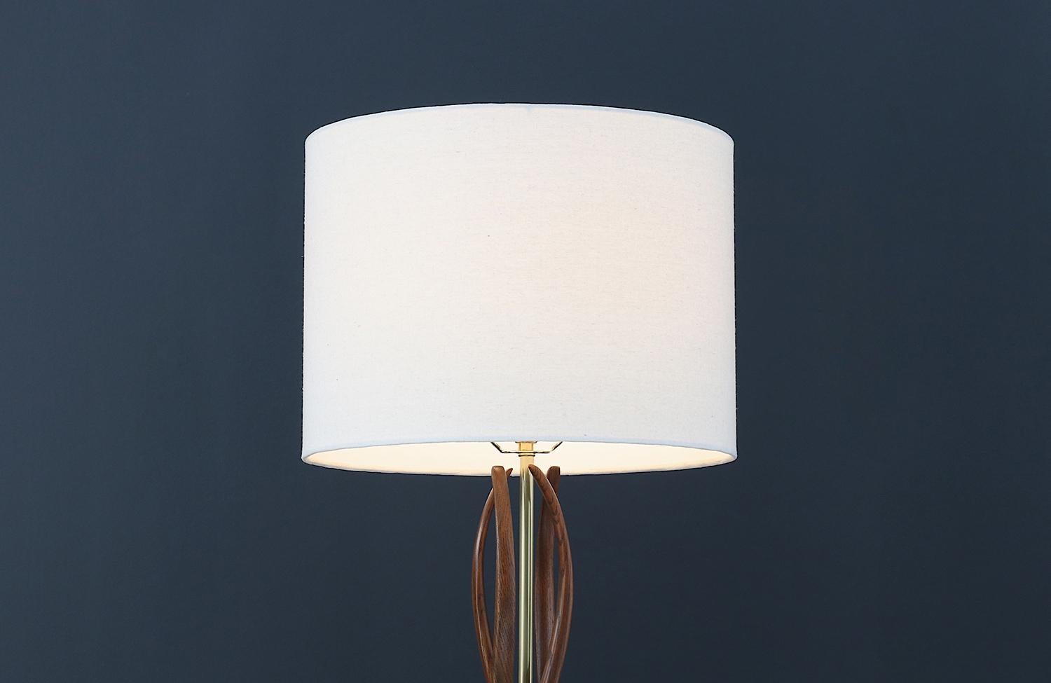 Mid-Century Modern Expertly Restored -Mid-Century Sculpted Walnut Base with Brass Accent Table Lamp For Sale