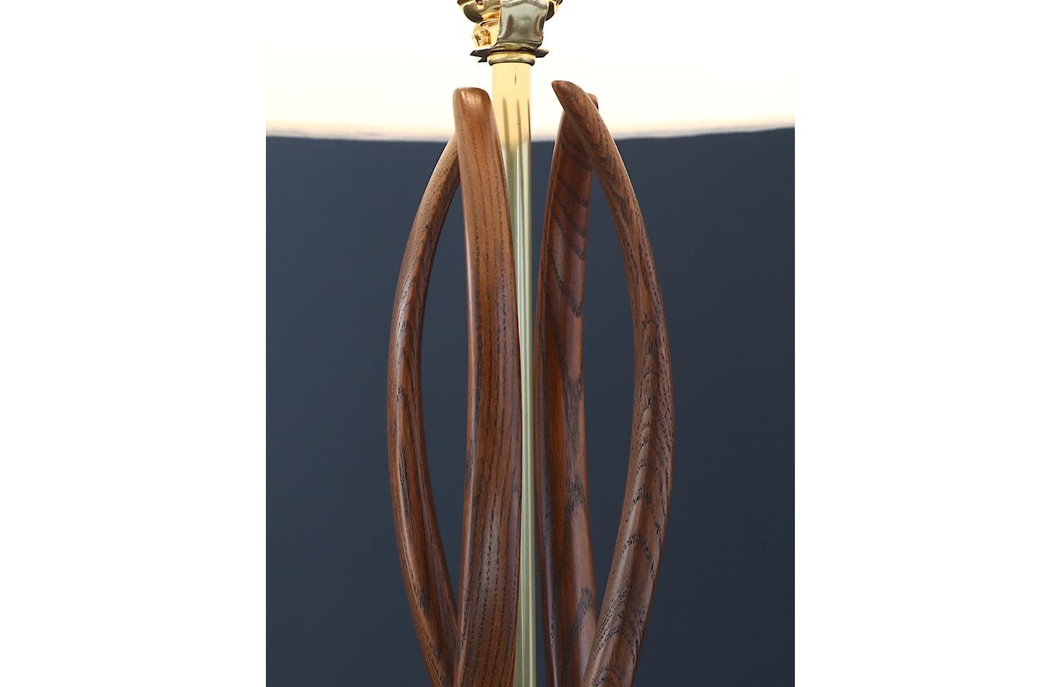 Expertly Restored -Mid-Century Sculpted Walnut Base with Brass Accent Table Lamp In Excellent Condition For Sale In Los Angeles, CA