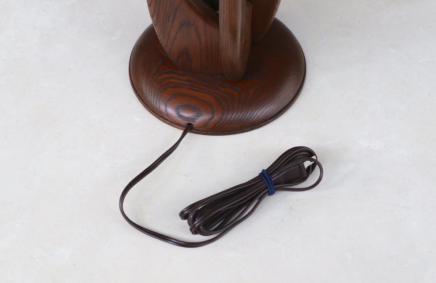 Expertly Restored -Mid-Century Sculpted Walnut Base with Brass Accent Table Lamp For Sale 3