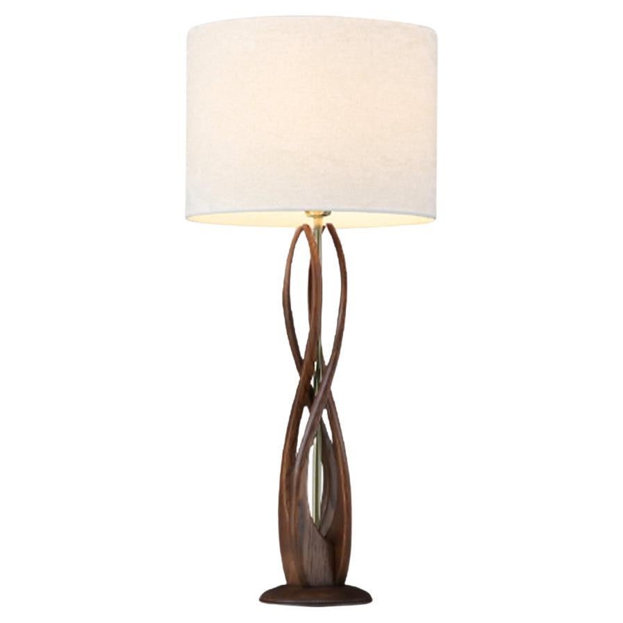 Lampe de table du milieu du siècle en noyer sculpté et laiton, restaurée par des experts