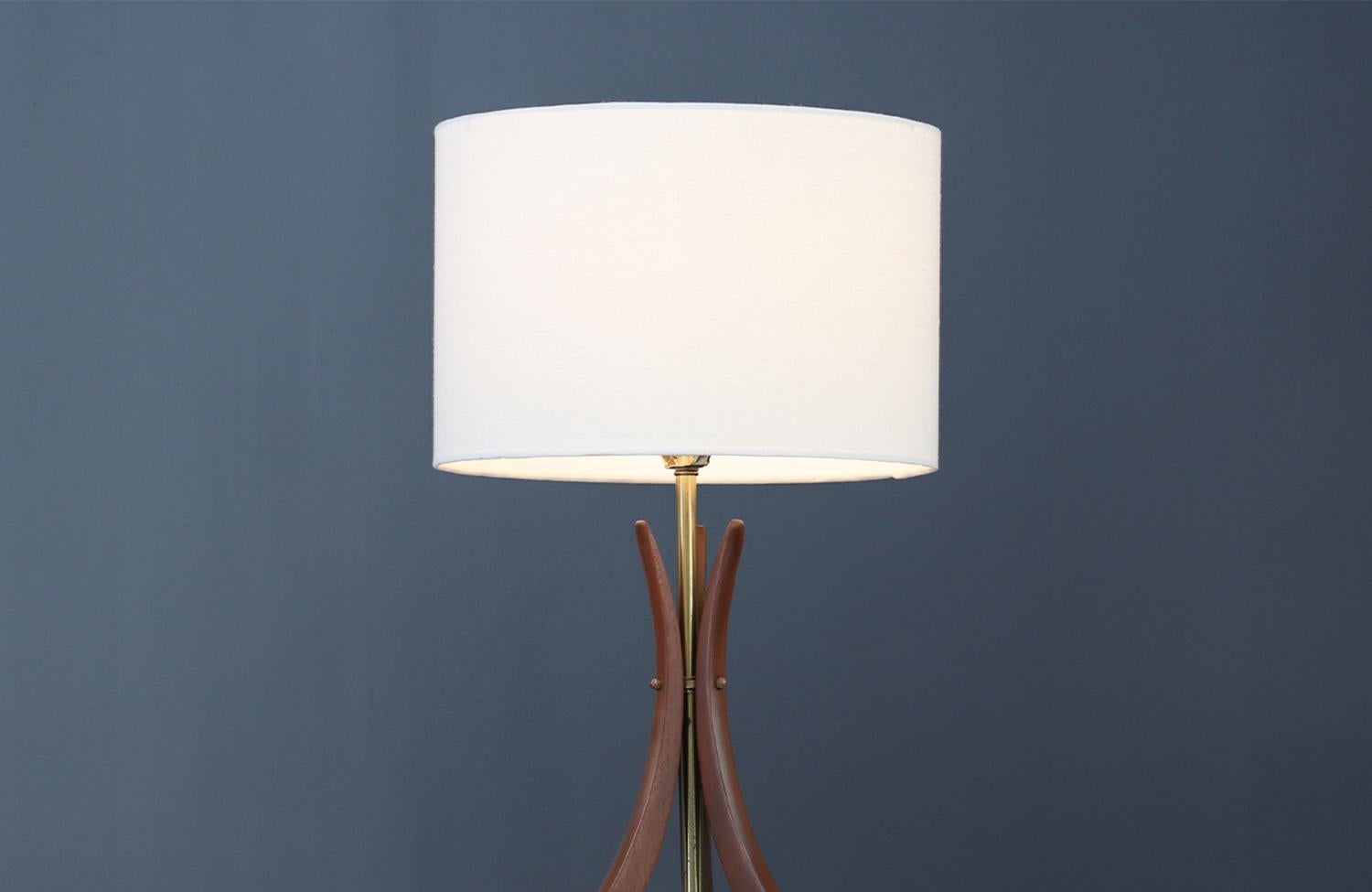 Mid-Century Modern Expert en restauration - Lampe de table du milieu du siècle en noyer sculpté et laiton en vente