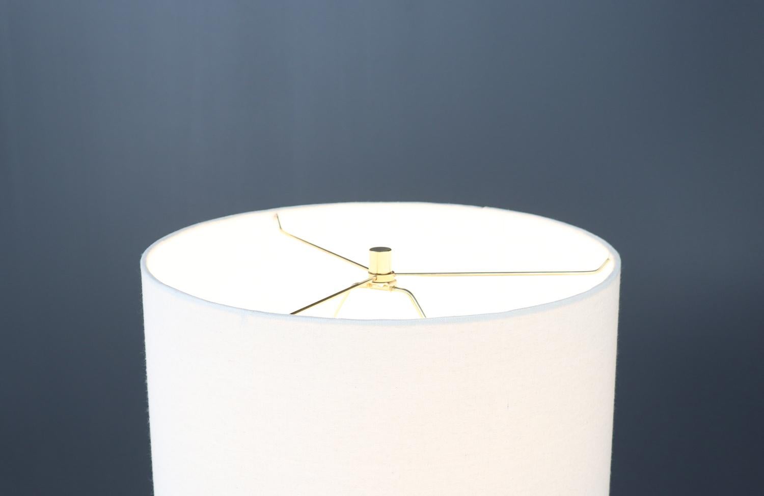 Américain Expert en restauration - Lampe de table du milieu du siècle en noyer sculpté et laiton en vente
