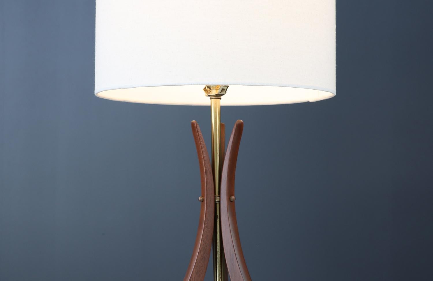 Patiné Expert en restauration - Lampe de table du milieu du siècle en noyer sculpté et laiton en vente