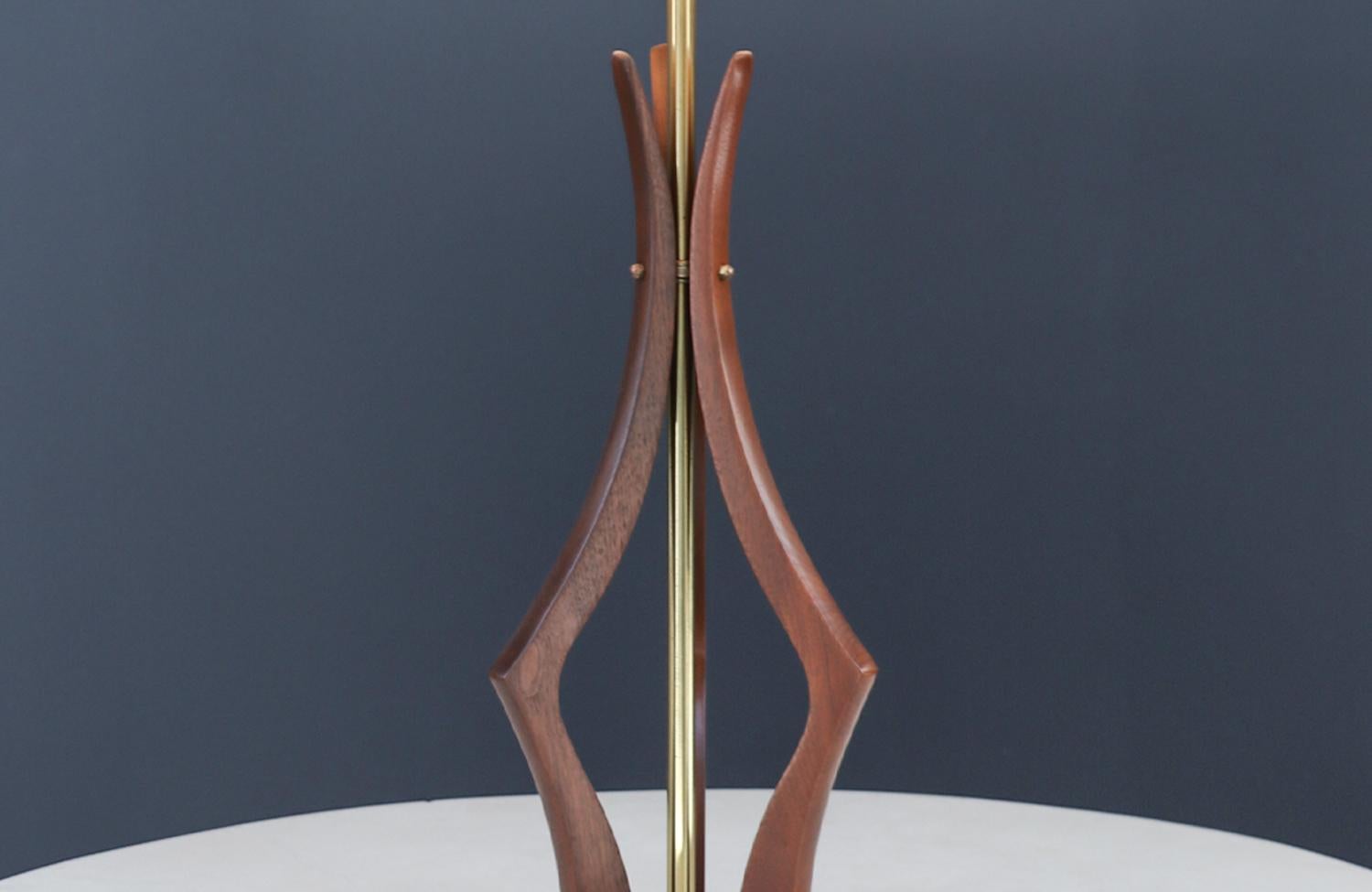 Expert en restauration - Lampe de table du milieu du siècle en noyer sculpté et laiton Excellent état - En vente à Los Angeles, CA