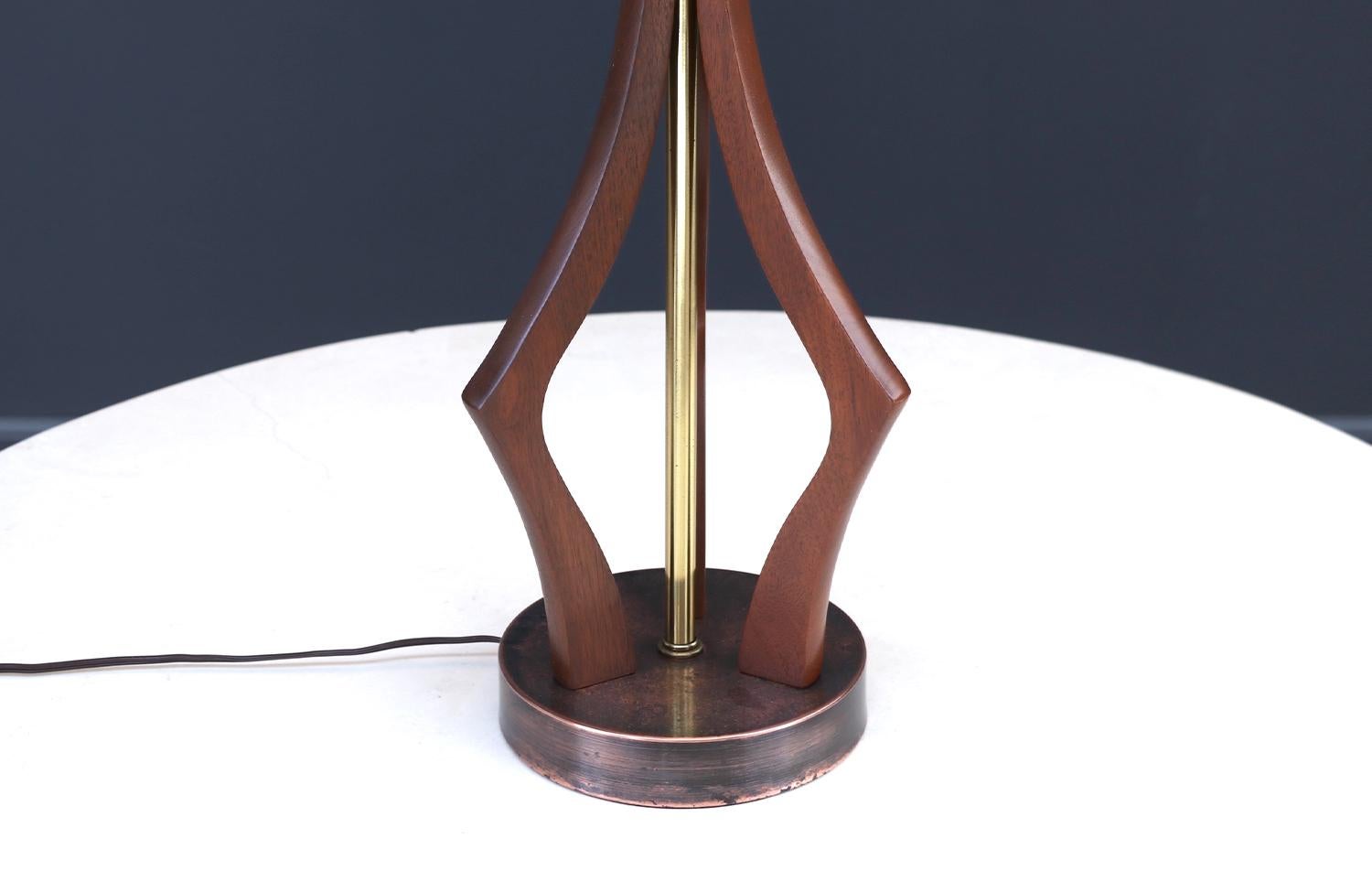 Milieu du XXe siècle Expert en restauration - Lampe de table du milieu du siècle en noyer sculpté et laiton en vente