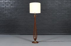 Restaurata con maestria - Lampada da terra in legno intagliato di metà secolo della Roller Lamp Co.