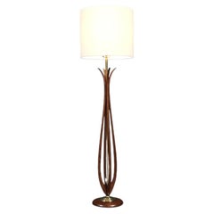 Restaurata con maestria - Lampada da terra in legno intagliato di metà secolo della Roller Lamp Co.