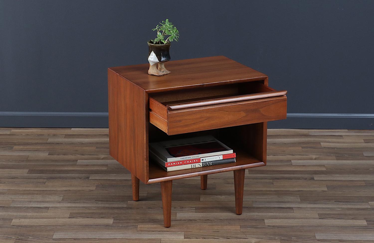 Scandinavian Modern Expertly Restored - Mid-century Single Teak Night Stand by Westnofa For Sale