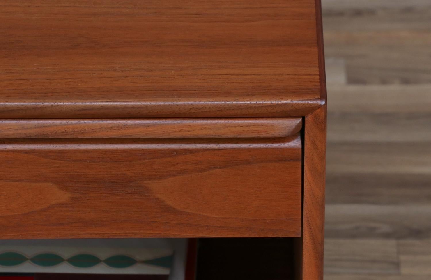 Expertly Restored - Mid-century Single Teak Night Stand by Westnofa For Sale 1