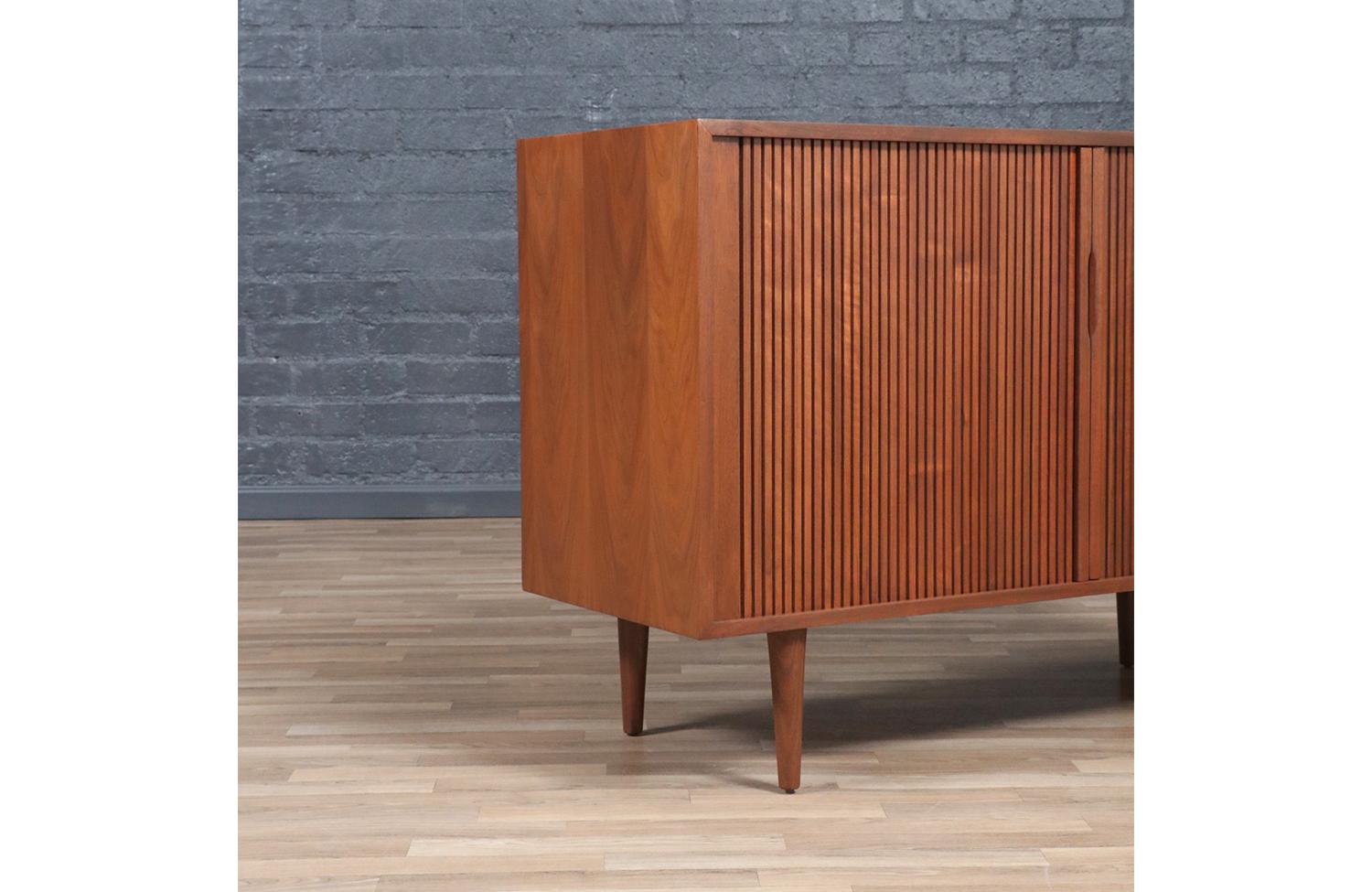 Fachmännisch restauriert - Nussbaum-Credenza mit Tambour-Türen aus der Mitte des Jahrhunderts im Angebot 3
