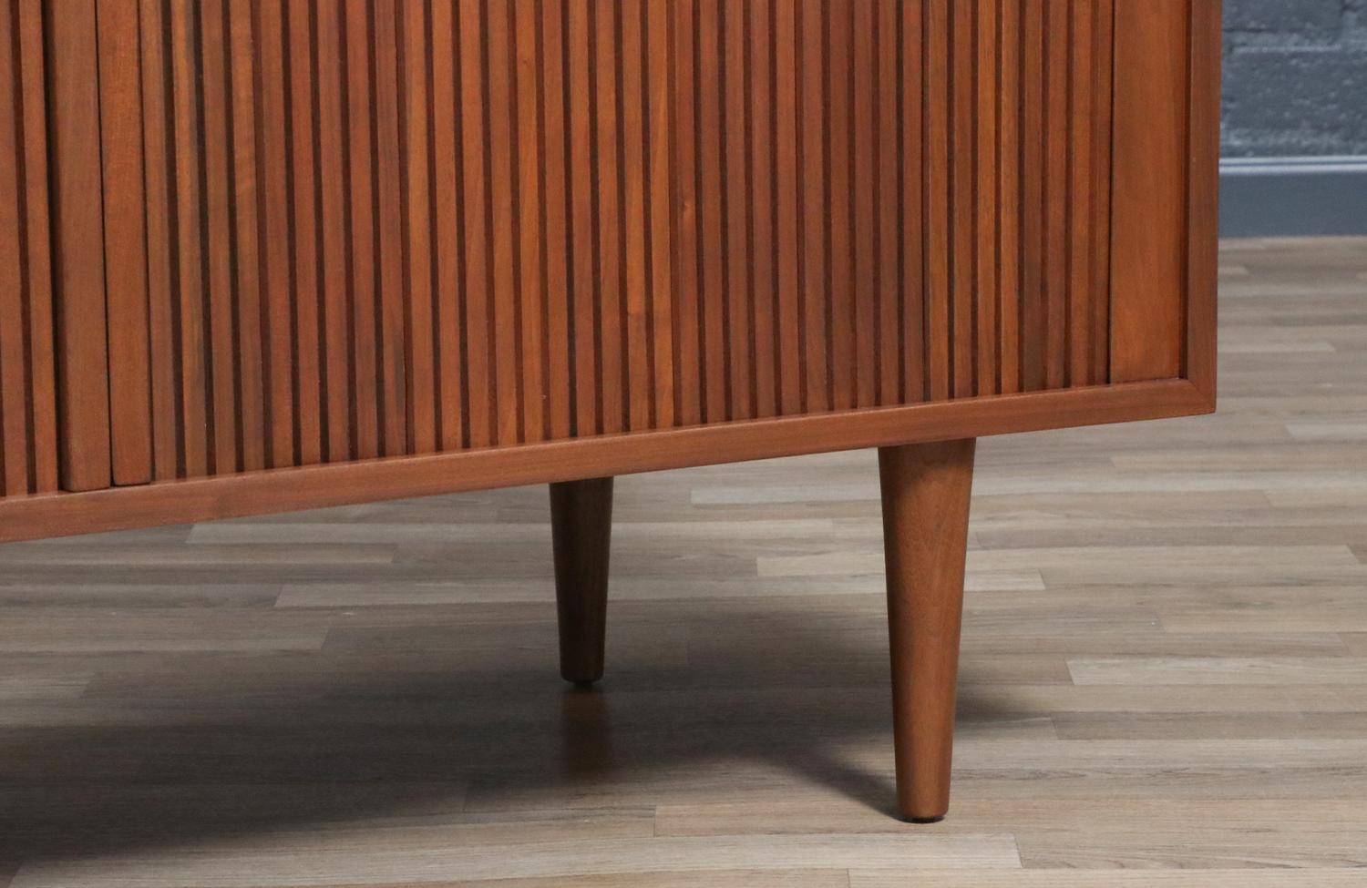Fachmännisch restauriert - Nussbaum-Credenza mit Tambour-Türen aus der Mitte des Jahrhunderts im Angebot 4