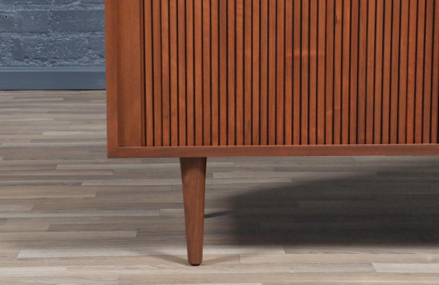 Fachmännisch restauriert - Nussbaum-Credenza mit Tambour-Türen aus der Mitte des Jahrhunderts im Angebot 5