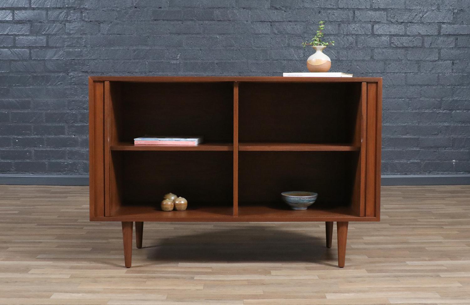 Fachmännisch restauriert - Nussbaum-Credenza mit Tambour-Türen aus der Mitte des Jahrhunderts (Moderne der Mitte des Jahrhunderts) im Angebot
