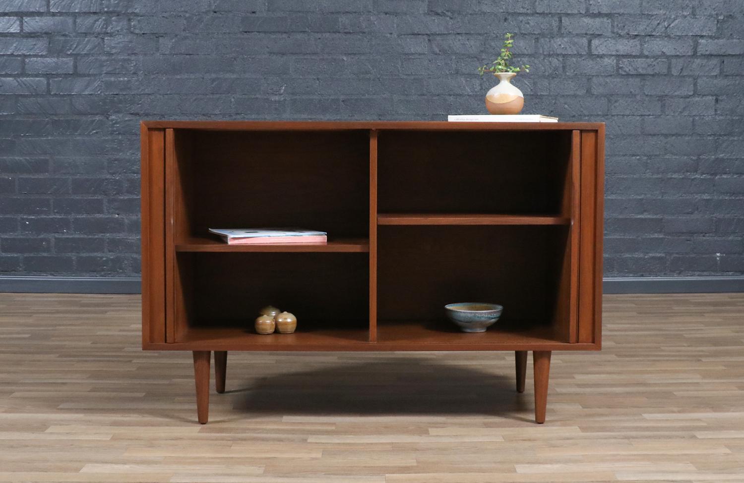 Fachmännisch restauriert - Nussbaum-Credenza mit Tambour-Türen aus der Mitte des Jahrhunderts (amerikanisch) im Angebot