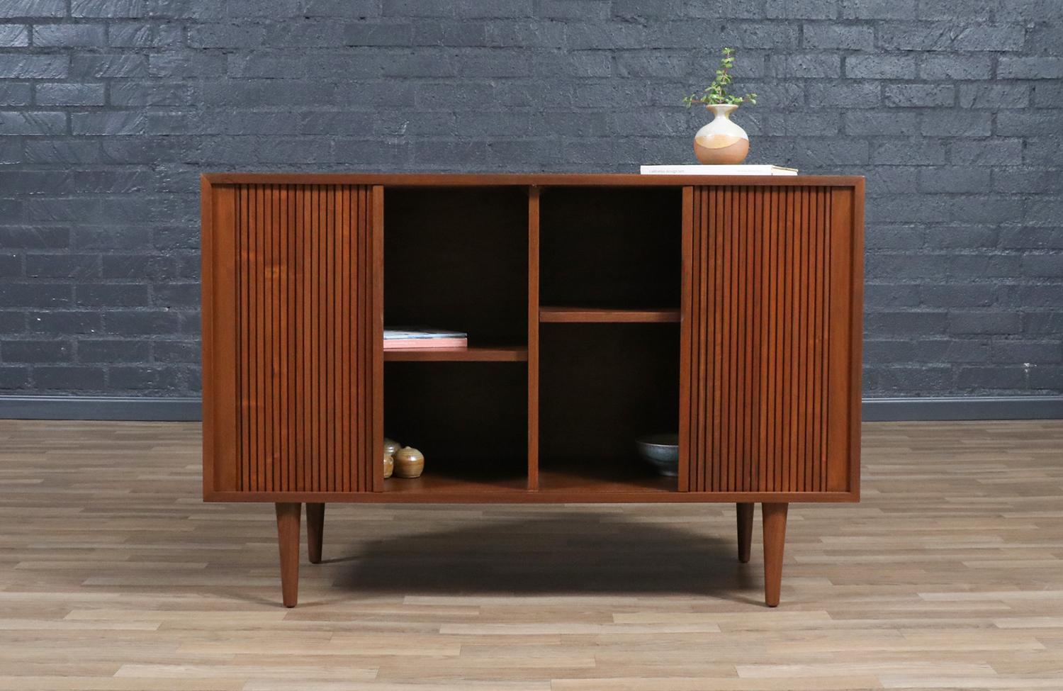 Fachmännisch restauriert - Nussbaum-Credenza mit Tambour-Türen aus der Mitte des Jahrhunderts im Zustand „Hervorragend“ im Angebot in Los Angeles, CA