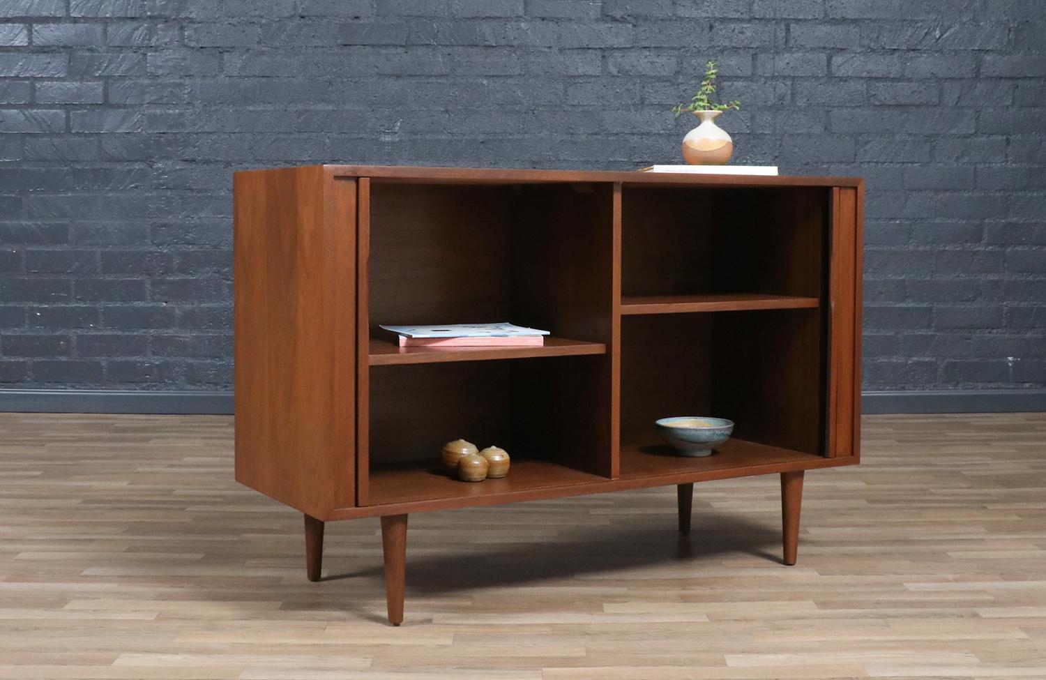Fachmännisch restauriert - Nussbaum-Credenza mit Tambour-Türen aus der Mitte des Jahrhunderts (Mitte des 20. Jahrhunderts) im Angebot