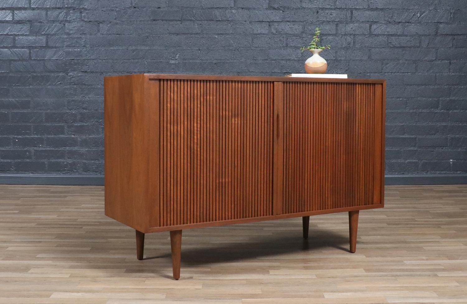 ________________________________________

Die Umgestaltung eines Mid-Century Modern-Möbels ist wie die Wiederbelebung der Geschichte, und wir gehen diese Reise mit Leidenschaft und Präzision an. Mit mehr als 17 Jahren handwerklicher Erfahrung ist