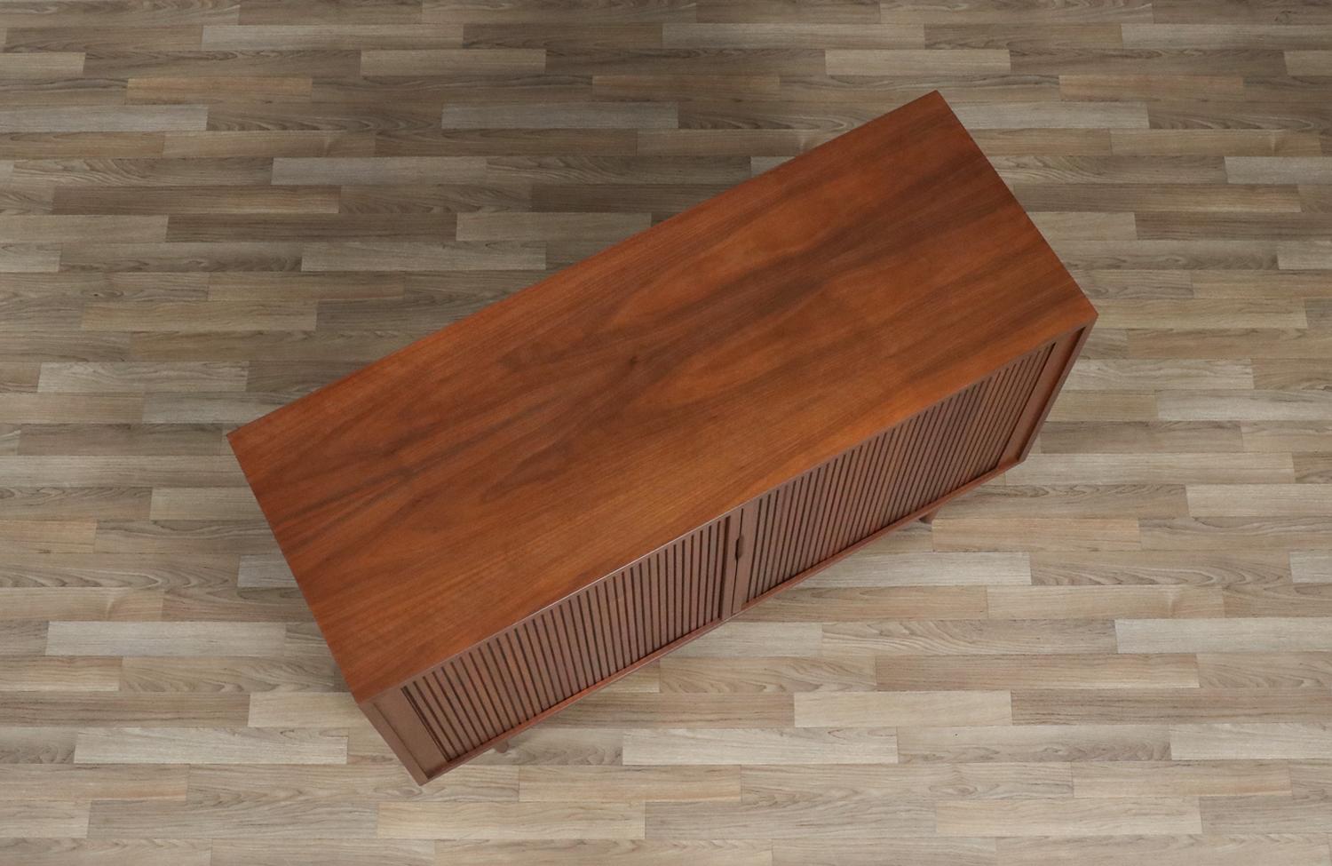 Fachmännisch restauriert - Nussbaum-Credenza mit Tambour-Türen aus der Mitte des Jahrhunderts (Holz) im Angebot