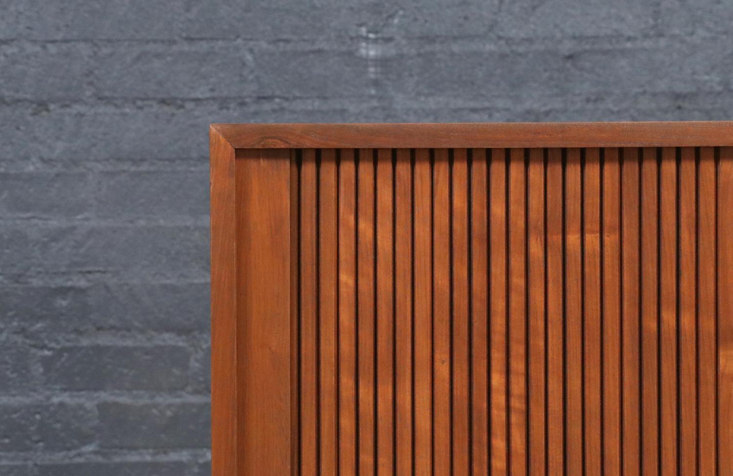 Fachmännisch restauriert - Nussbaum-Credenza mit Tambour-Türen aus der Mitte des Jahrhunderts im Angebot 1