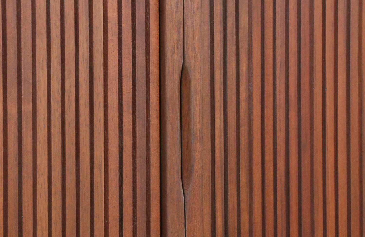 Fachmännisch restauriert - Nussbaum-Credenza mit Tambour-Türen aus der Mitte des Jahrhunderts im Angebot 2