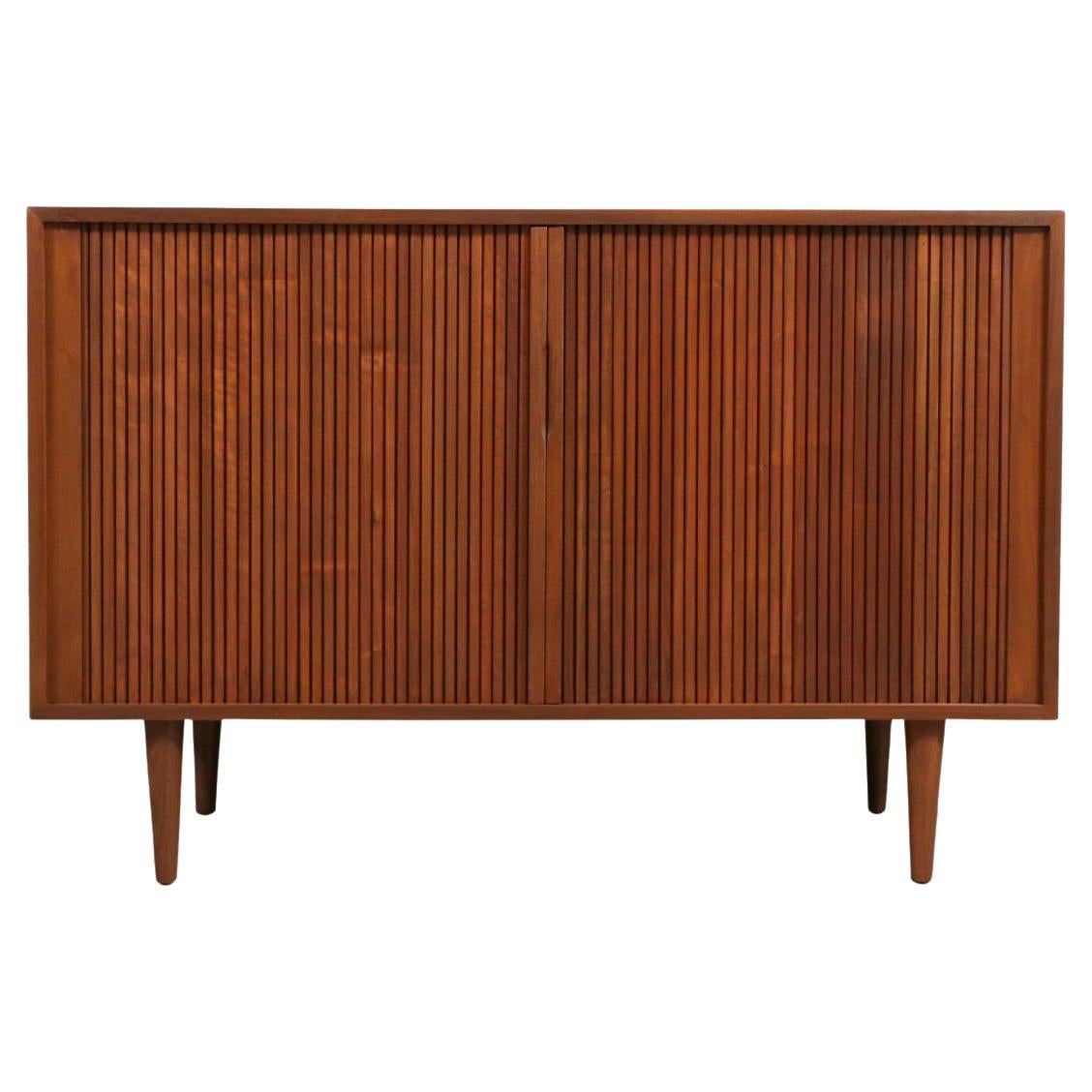 Fachmännisch restauriert - Nussbaum-Credenza mit Tambour-Türen aus der Mitte des Jahrhunderts im Angebot