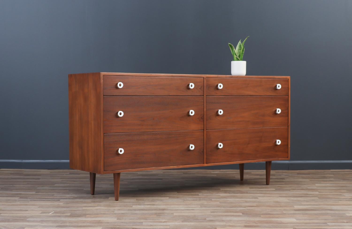 ________________________________________

Transformar un mueble moderno de mediados de siglo es como revivir la historia, y nosotros lo hacemos con pasión y precisión. Con más de 17 años de experiencia artesanal, nuestro estudio de Los Ángeles es un