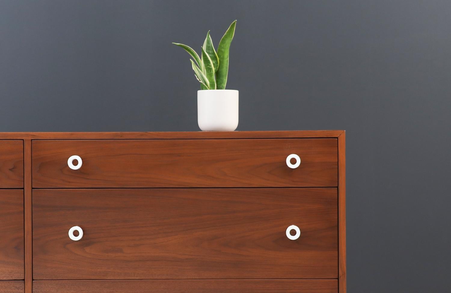 Restaurada por expertos - Cómoda modernista de Greta Grossman para Glenn of California Madera