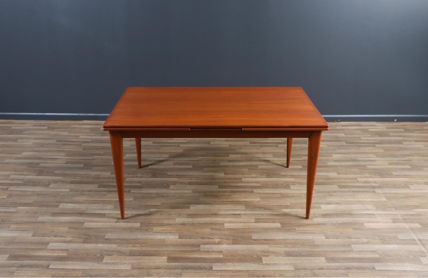 Expertly Restored - Niels Moller Model-12 Expanding Teak Draw-Leaf Dining Table In Excellent Condition In Los Angeles, CA