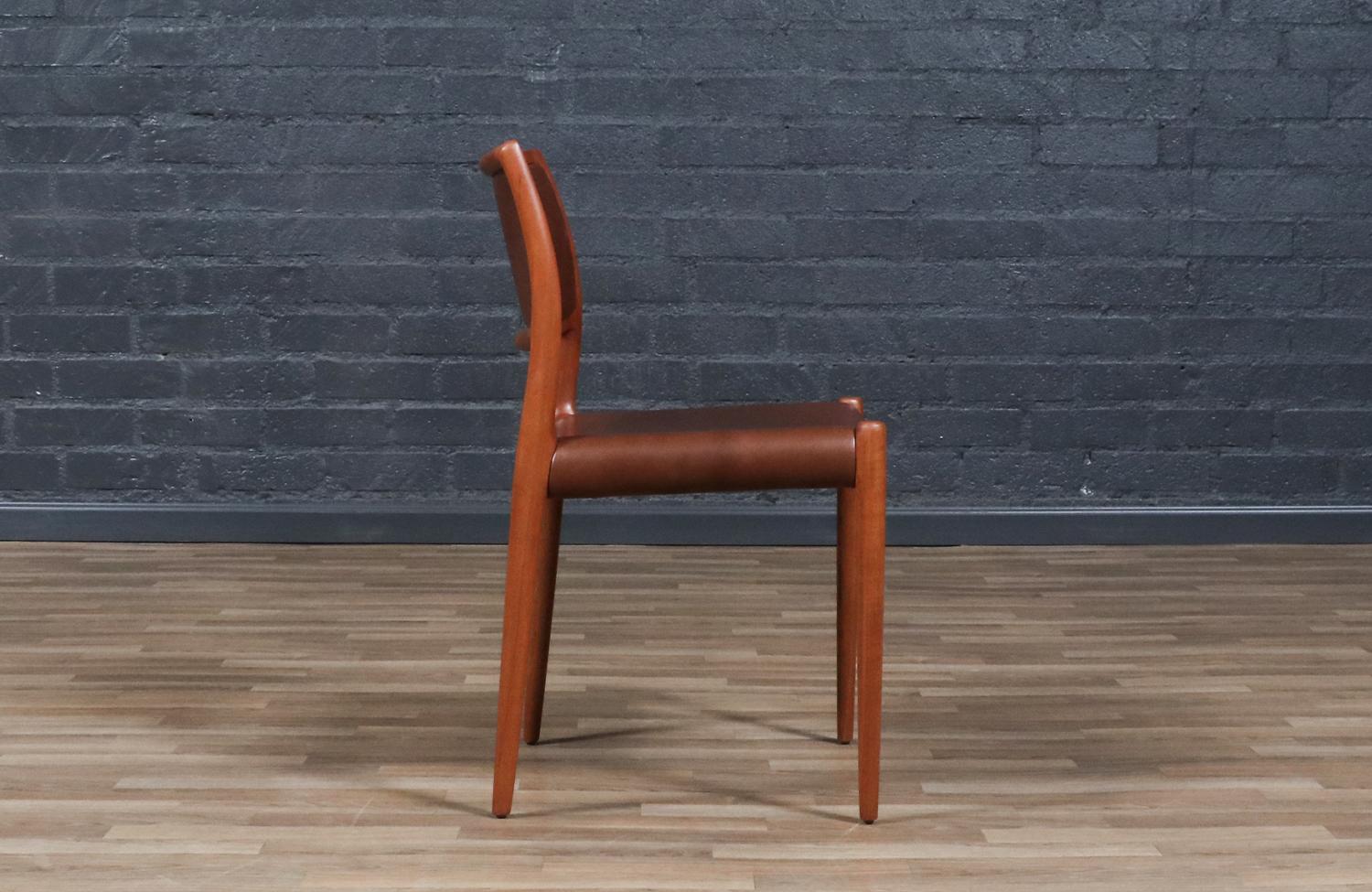 Fachmännisch restauriert - Niels Moller Model-80 Teak & Cognac Leder Stuhl (Moderne der Mitte des Jahrhunderts) im Angebot