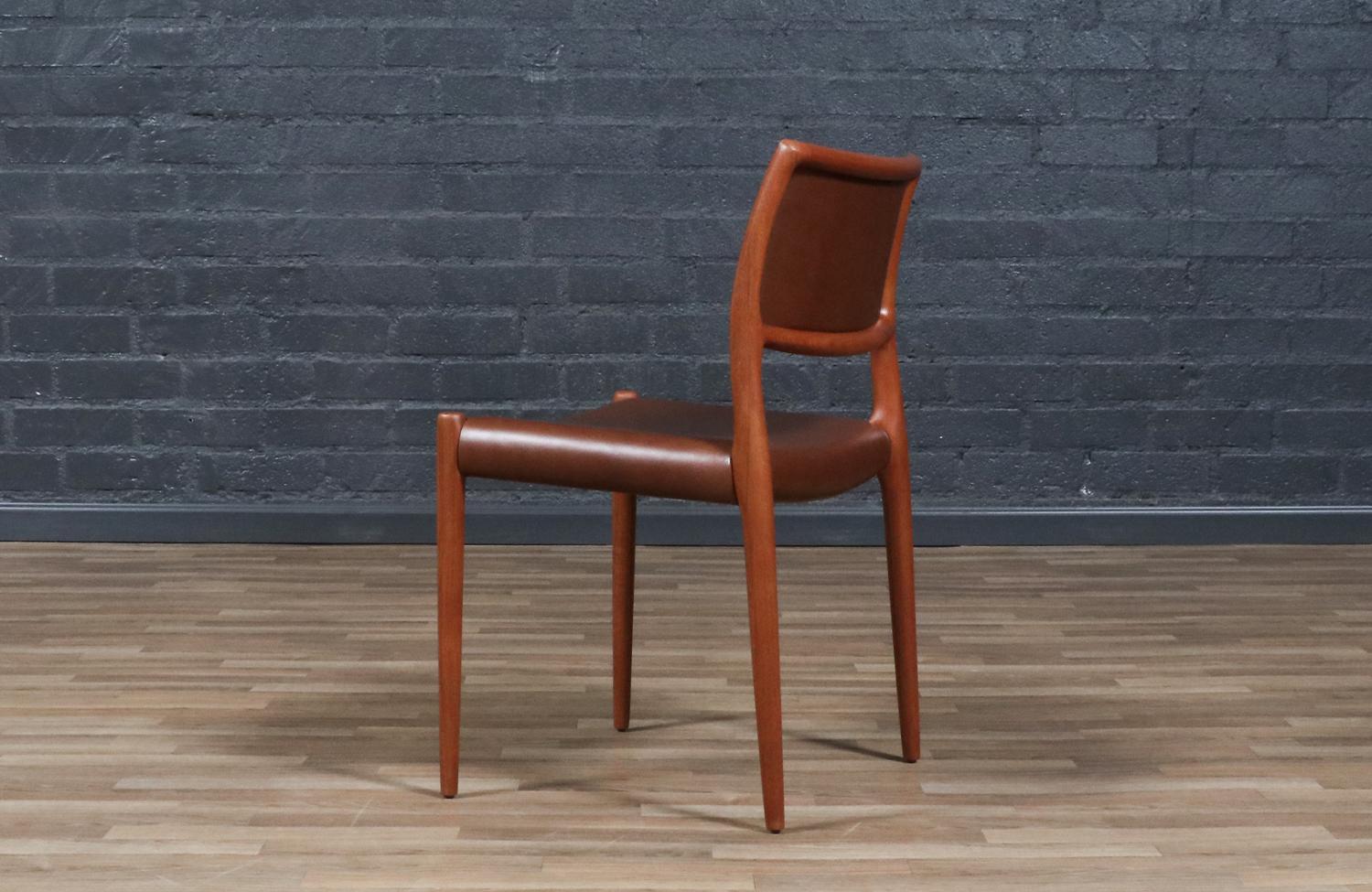Fachmännisch restauriert - Niels Moller Model-80 Teak & Cognac Leder Stuhl (Dänisch) im Angebot